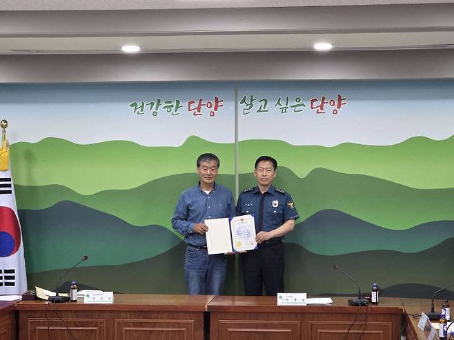 권효섭 단양경찰서장이 단양읍 행정복지센터에서 보이스피싱 범죄를 예방하여 군민의 소중한 재산을 지켜낸 장현리 한석원 이장에게 감사장을 수여 하고 있다.(사진=단양경찰서)