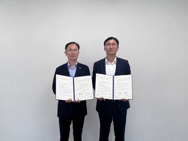▲ 충북도, LG에너지솔루션의 중대재해 방지 업무협약 체결 모습. 왼쪽부터 이제승 충북도 경제통상국장, LG에너지솔루션 윤관섭 국내환경안전담당. /충북도 제공
