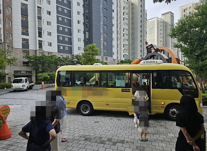 울산 남구의 한 아파트 단지 내에서 어린이들이 통학버스를 타고 있다.