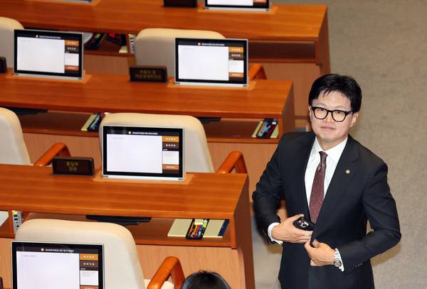 부산 북갑 국회의원 보궐선거에서 당선된 무소속 한동훈 의원이 5일 국회에서 열린 '제436회 국회(임시회) 제1차 본회의'에 참석하고 있다. /연합뉴스