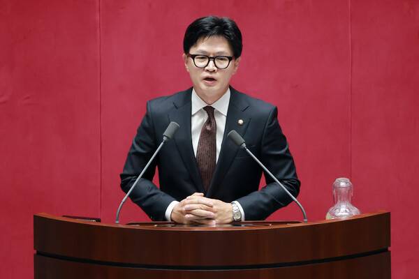 부산 북갑 국회의원 보궐선거에서 당선된 무소속 한동훈 의원이 5일 국회에서 22대 국회 후반기 의장단을 선출하기 위해 열린 본회의에서 선서한 뒤 인사말하고 있다. 2026.6.5. 연합뉴스