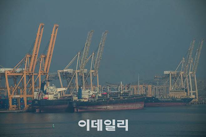 호르무즈 해협에 면한 아랍에미리트(UAE) 코르파칸 컨테이너 터미널에 유조선들이 정박해 있다.(사진=AFP)
