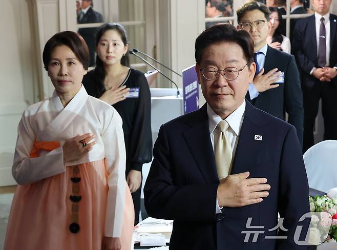 이재명 대통령과 김혜경 여사가 9일(현지시간) 벨기에 브뤼셀 한 호텔에서 열린 동포 만찬간담회에서 국민의례를 하고 있다. 2026.6.10 ⓒ 뉴스1 허경 기자