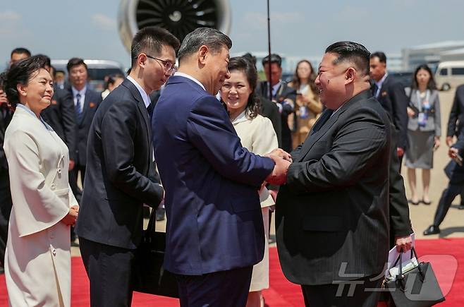 (평양 노동신문=뉴스1) = 지난 8일 시진핑 중국 국가주석과 펑리위안 여사가 평양국제비행장에 도착해 김정은 당 총비서와 리설주 여사의 영접을 받는 모습. [국내에서만 사용가능. 재배포 금지. DB 금지. For Use Only in the Republic of Korea. Redistribution Prohibited] rodongphoto@news1.kr