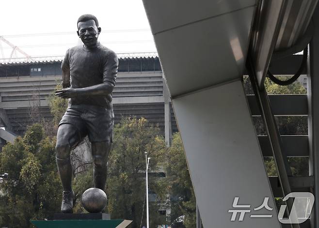8일(현지시간) 멕시코 과달라하라 에스타디오 할리스코 경기장 앞에 전설적인 브라질 축구 선수 펠레 동상이 세워져 있다. 이 동상은 1970년 멕시코 월드컵에서 브라질을 이끌고 우승을 차지한 펠레의 업적을 기리기 위해 세워졌다. 2026.6.9 ⓒ 뉴스1 임세영 기자
