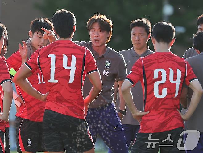 홍명보 대한민국 축구대표팀 감독이 3일(현지시간) 미국 유타주 솔트레이크시티 브리검 영 대학교 BYU 사우스필드 경기장에서 2026 국제축구연맹(FIFA) 북중미 월드컵을 앞두고 열린 대한민국과 엘살바도르의 평가전 전반 하이드레이션 브레이크 때 작전을 지시하고 있다. 2026.6.4 ⓒ 뉴스1 임세영 기자
