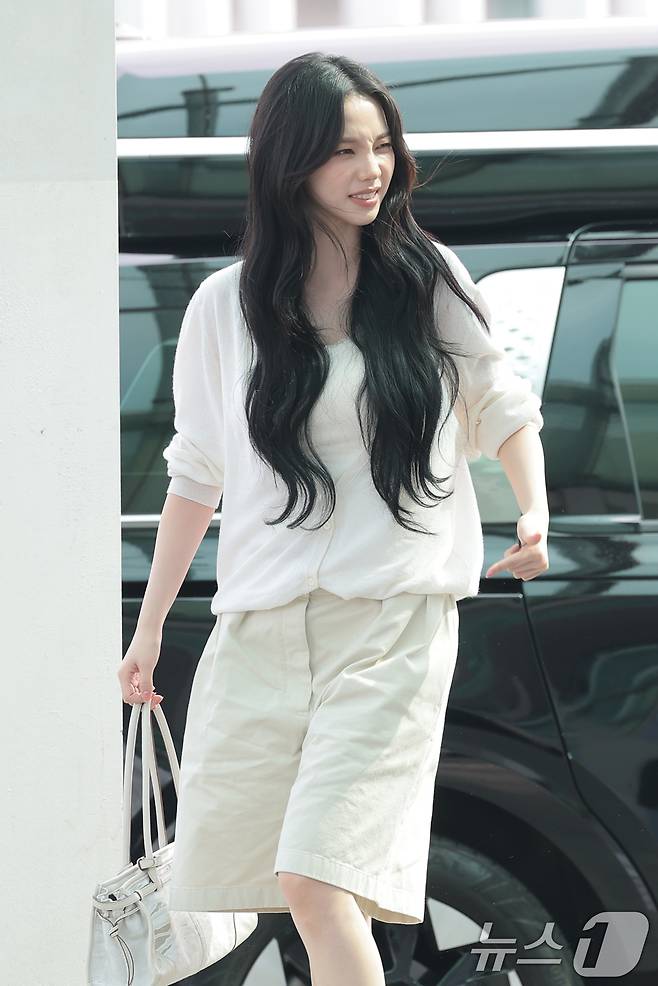 에스파 카리나가 월드컵 응원을 위해 10일 인천국제공항에 도착해 멕시코로 출국하며 얼굴에 '알레르기'가 났다고 말하고 있다. ⓒ 뉴스1 권현진 기자