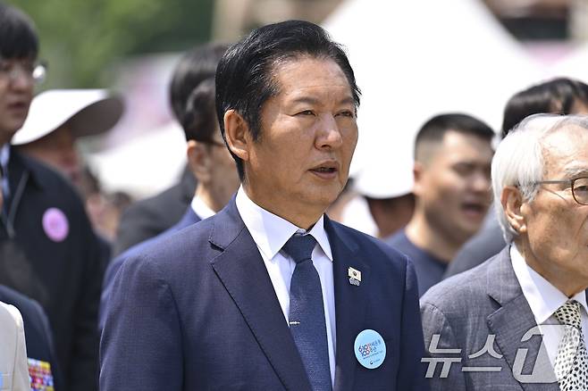10일 서울 종로구 광화문광장에서 열린 제100주년 6·10만세운동 기념식에 정청래 더불어민주당 대표가 애국가를 부르고 있다. (공동취재) 2026.6.10 ⓒ 뉴스1 김명섭 기자