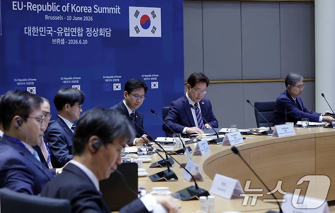 이재명 대통령이 10일(현지시간) 벨기에 브뤼셀 유럽연합(EU) 이사회에서 열린 한·EU 확대회담에서 자료를 살펴보고 있다. 2026.6.10 ⓒ 뉴스1 허경 기자
