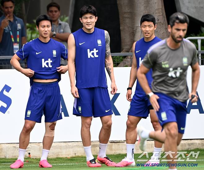 8일(한국시각) 멕시코 과달라하라 인근 사포판 월드컵대표팀 베이스캠프 훈련장 치바스 베르데 바예에서 진행된 대한민국 월드컵 대표팀의 공식 훈련, 백승호 김민재 황희찬이 코칭스태프의 시범을 지켜보고 있다. 사포판(멕시코)=허상욱 기자wook@sportschosun.com/2026.06.08/