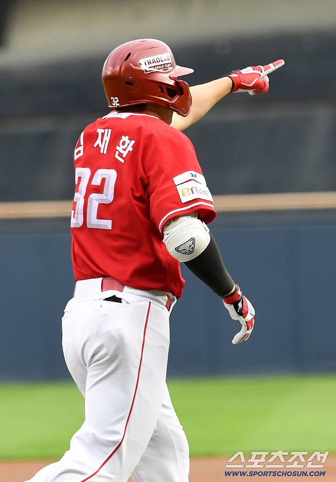 맞는 순간 홈런을 직감했던 김재환은 타구를 가리켰다.