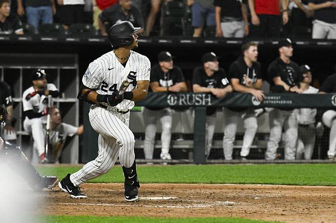 Jun 9, 2026; Chicago, Illinois, USA;  Chicago White Sox right fielder Braden Montgomery (24) watches his walk off two run home run during the tenth inning against the Atlanta Braves at Rate Field. Mandatory Credit: Matt Marton-Imagn Images







<저작권자(c) 연합뉴스, 무단 전재-재배포, AI 학습 및 활용 금지>