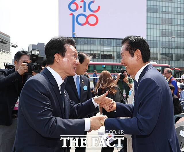 김민석 국무총리(왼쪽)와 정청래 더불어민주당 대표가 10일 오전 서울 광화문광장에서 열린 제100주년 6·10만세운동 기념식에 참석해 인사를 나누고 있다. /임영무 기자