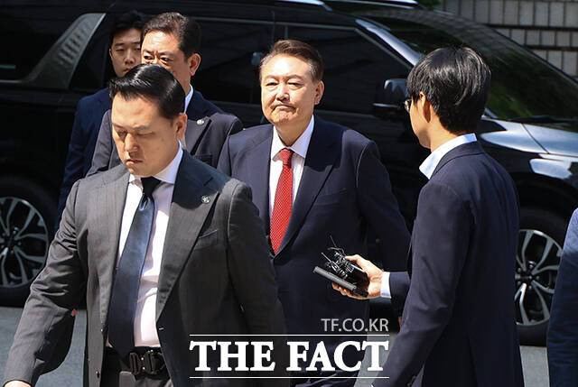 법원이 '평양 무인기 침투 의혹' 등 일반이적 혐의로 재판에 넘겨진 윤석열 전 대통령의 1심 선고 생중계를 허가하지 않았다. 윤 전 대통령이 지난해 5월 서울 서초구 서울중앙지방법원에서 열린 내란 우두머리 혐의 사건 1심 속행 공판에 출석하고 있다. /사진공동취재단
