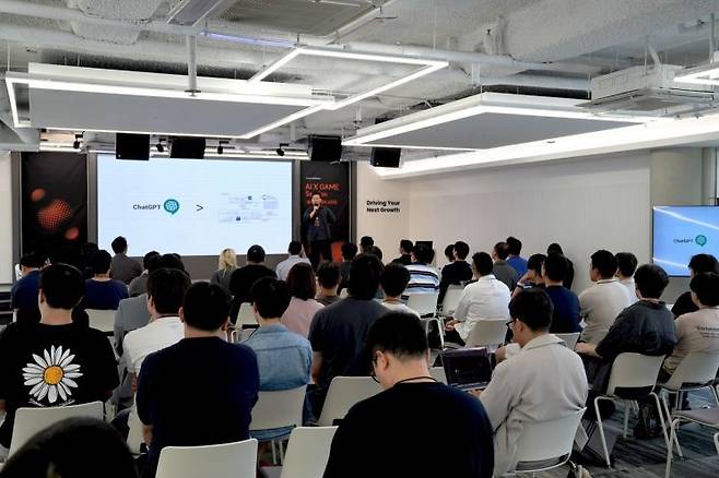 ‘AI X GAME: 붕괴와 탄생의 교차점’ 행사 현장에서 발표가 진행되고 있다. 카카오벤처스