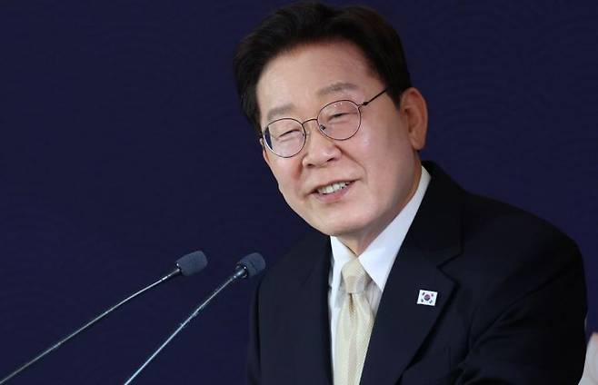 이재명 대통령이 9일(현지시간) 벨기에 브뤼셀 한 호텔에서 열린 동포 만찬간담회에서 인사말을 하고 있다. 2026.6.10 연합뉴스