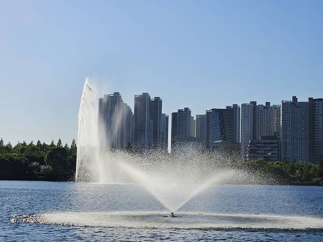 수도권·강원 제외 전국 맑음… 낮 최고기온 30도 [오늘날씨]=수요일인 오늘(10일) 전국이 대체로 맑겠으나 수도권과 강원도는 대체로 흐리겠다. 아침 최저기온은 12~17℃, 낮 최고기온은 24~30℃가 되겠다. 강원 중부내륙과 강원 중.북부 산지, 강원 북부 동해안에 비가 확대되어 내리다가 저녁(18~21시)에 대부분 그치겠다.새벽(00시)부터 아침(09시) 사이 전라권 내륙과 경남 서부 내륙에는 가시거리 1km 미만의 안개가 끼는 곳이 있겠다. 미세먼지 농도는 대부분 지역에서 ‘보통-좋음’ 수준을 보이겠다. ⓒbnt뉴스: 오늘날씨, 내일날씨, 주간날씨 예보