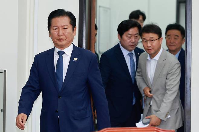 정청래 더불어민주당 대표, 한병도 원내대표, 황명선, 강득구 최고위원이 10일 오전 서울 여의도 국회에서 열린 최고위원회의에 입장하고 있다. 2026.6.10 ⓒ 뉴스1