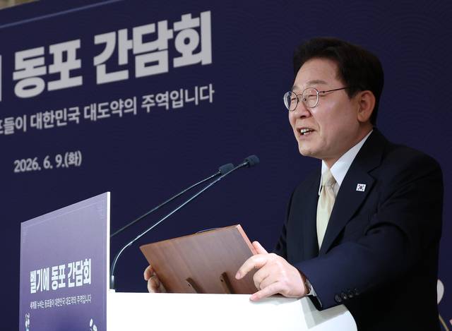 이재명 대통령이 9일(현지시간) 벨기에 브뤼셀 한 호텔에서 열린 동포 만찬간담회에서 인사말을 하고 있다.   [연합뉴스]