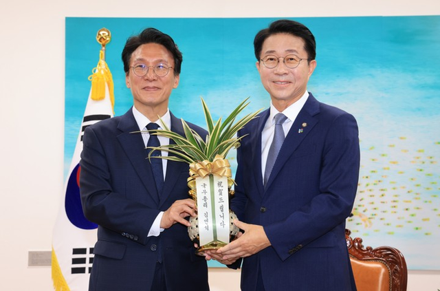 김민석 국무총리가 10일 국회를 찾아 조정식 신임 국회의장을 예방, 취임 축하 난을 선물하고 있다. [연합뉴스]