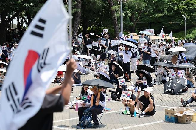 제9회 전국동시지방선거 투표용지 부족 사태에 반발한 시민들이 9일 서울 송파구 올림픽공원 핸드볼경기장에 설치된 개표소 앞에서 재선거를 촉구하며 구호를 외치고 있다. 2026.6.9 ⓒ 뉴스1 김성진 기자 /사진=뉴스1
