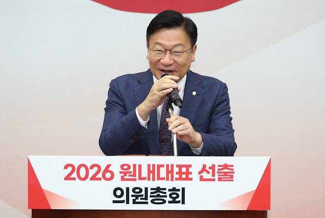 국민의힘 새 원내대표로 뽑힌 정점식 의원이 10일 국회에서 열린 원내대표 선출을 위한 의원총회에서 당선 소감을 이야기하고 있다. 김정효 기자 hyopd@hani.co.kr