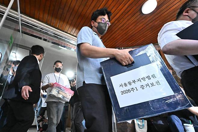 김지연 서울동부지법 민사51단독 부장판사를 비롯한 관계자들이 10일 서울 송파구 잠실7동 제2투표소였던 우성아파트 노인정에서 증거 보전을 마친 뒤 이동하고 있다. 강예진 기자