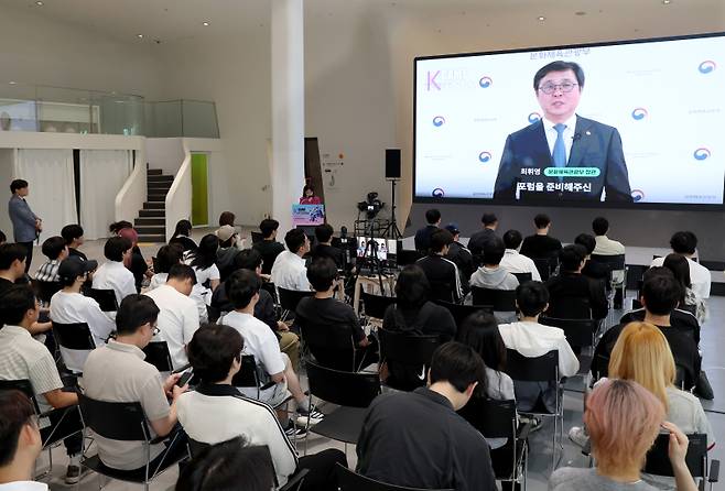 10일 오후 서울 중구 동대문디자인플라자(DDP) 디자인홀에서 진행된 ‘2026 K게임 포럼 (K GAME FORUM)’에서 최휘영 문화체육관광부 장관이 영상으로 축사를 전하고 있다. 일간스포츠와 이코노미스트가 주최하는 ‘2026 K게임 포럼’은 글로벌 시장에서의 K게임의 성공 전략을 모색하고, 한국 게임산업 관련 정책·시장·규제·미래 비전을 제시하기 위해 기획됐다. 김민규 기자 mgkim1@edaily.co.kr /2026.06.10/