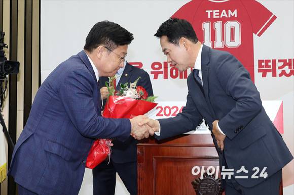 장동혁 국민의힘 대표가 10일 서울 여의도 국회에서 열린 국민의힘 원내대표 선출 의원총회에서 정점식 신임 원내대표에게 꽃다발을 전달하고 있다. [사진=곽영래 기자]