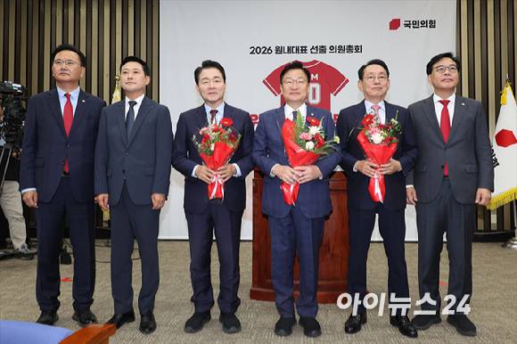정점식 국민의힘 신임 원내대표가 10일 서울 여의도 국회에서 열린 국민의힘 원내대표 선출 의원총회에서 장동혁 대표, 송언석 전 원내대표, 김도읍, 성일종 후보 등과 기념촬영을 하고 있다. [사진=곽영래 기자]