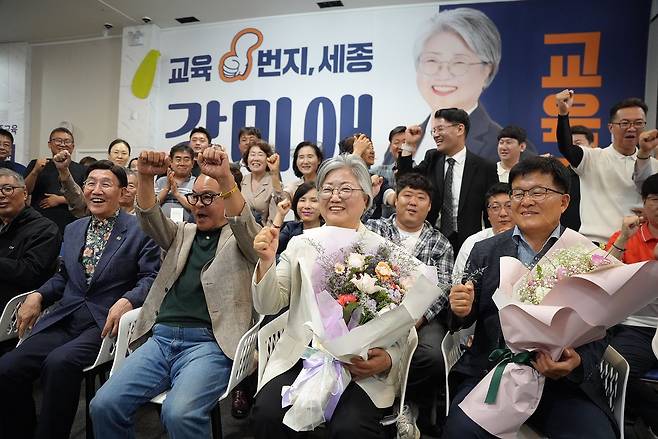 강미애 세종교육감 당선인이 지난 4일 오전 세종시 대평동 캠프에서 당선 확정 후 지지자들과 기념 촬영을하고 있다. 강미애 당선인 캠프