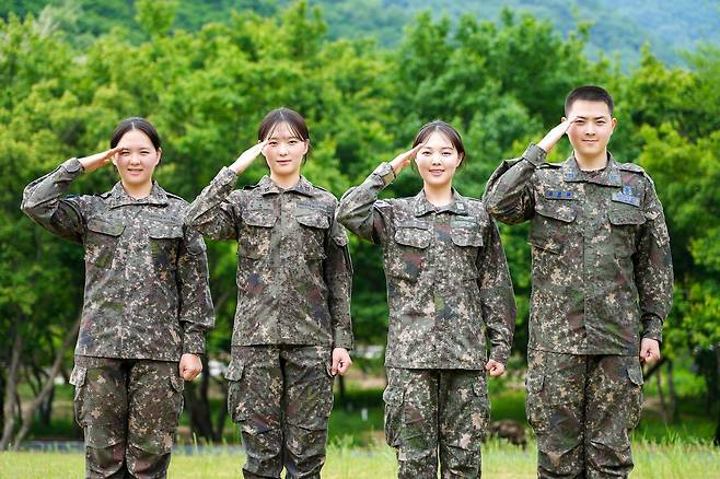 4남매 부사관 가족인 김문정 중사(육군 제5기갑여단·포병), 김문소 중사(육군 제12사단·병참), 김태희 중사(해군 항공사령부·항공), 김준원 하사(공군 제3훈련비행단·통신). 사진 육군