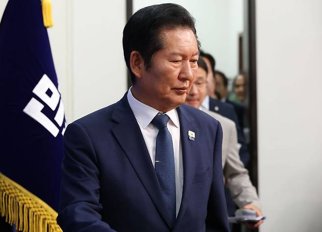 더불어민주당 정청래 대표와 한병도 원내대표, 최고위원들이 10일 국회에서 열린 최고위원회의에 입장하고 있다. [연합뉴스]