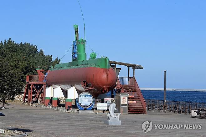 2001년부터 2024년까지 강원 강릉시 강동면 안인진리 통일공원 함정전시관에 전시돼 있던 북한 잠수함. 연합뉴스 자료사진