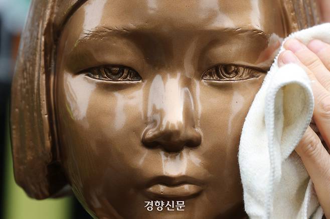 제107주년 삼일절이었던 지난 3월1일 일본군 ‘위안부’ 합의무효와 정의로운 해결을 위한 천주교 전국행동 관계자들이 서울 종로구 옛 일본대사관 앞 평화의 소녀상을 닦고 있다. 정효진 기자