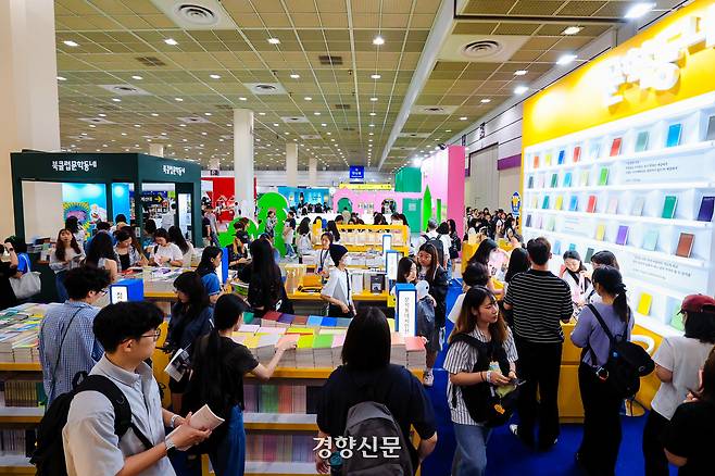 지난해 열린 ‘2025 서울국제도서전 - 믿을 구석’ 현장. 이준헌 기자