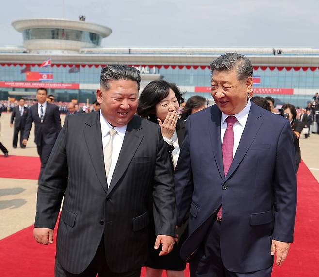 김정은 북한 국무위원장이 지난 9일 시진핑 중국 국가주석을 환송하고 있다. 조선중앙통신연합뉴스