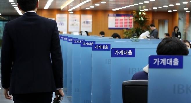 40대의 1인당 평균 대출 규모가 1억2360만원으로 역대 최대치를 기록했다. 사진은 한 시중 은행의 가계 대출 창구. [사진=연합뉴스]