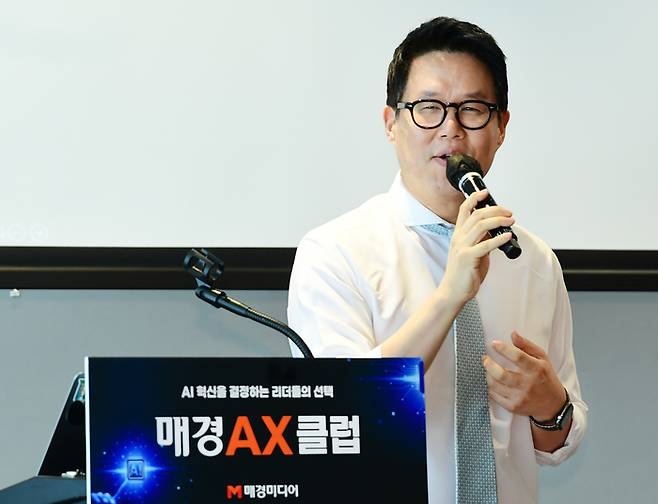9일 오후 몬드리안 서울 이태원에서 열린 매경AX클럽 역량 강화 6회차 세미나에서 음병찬 임페라이(IMPERAI) 대표가 ‘AI 혁신과 리스크·거버넌스 핵심 전략’을 주제로 강연하고 있다.[강영국 기자]