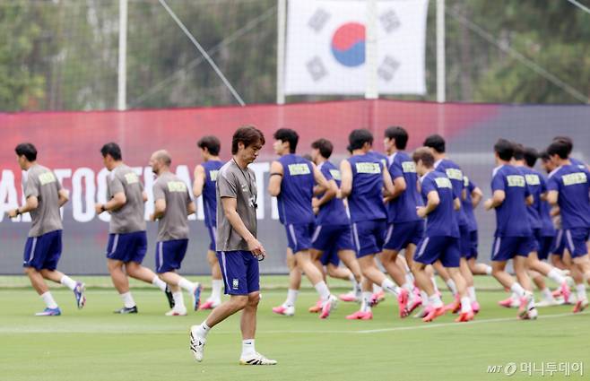 대한민국 축구 국가대표팀이 2026 북중미월드컵을 앞두고 7일 멕시코 과달라하라 치바스 베르데바예에서 훈련을 진행했다.  홍명보 감독이 상념에 잠긴 채 그라운드를 걷고 있다. /사진=김진경 kim.jinkyung@