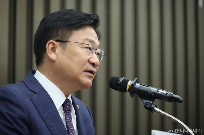 [서울=뉴시스] 조성봉 기자 = 정점식 국민의힘 신임 원내대표가 10일 오후 서울 여의도 국회에서 열린 원내대표 선출 의원총회에서 당선 소감을 밝히고 있다.  2026.06.10. suncho21@newsis.com /사진=조성봉