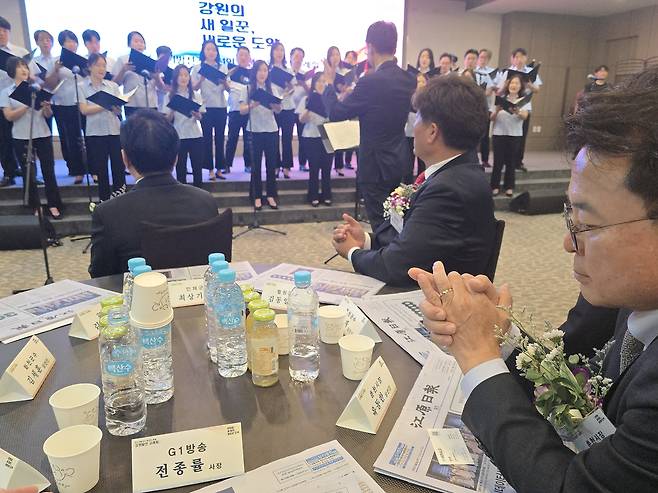 육동한 춘천시장이 춘천시립합창단의 ‘챔피언’, ‘축배의 노래’ 등 축가를 경청하면서 상념에 잠겨있다.
