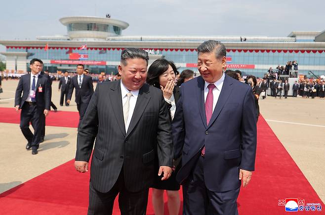 시진핑 중국 국가주석이 9일 오후 김정은 북한 국무위원장의 배웅을 받으며 1박2일 일정을 마친 뒤 전용기로 평양을 나서고 있다. [연합]