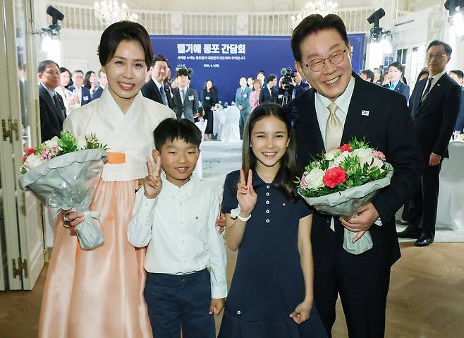 G7 정상회의 참석 계기 벨기에를 방문 중인 이재명 대통령과 김혜경 여사가 9일(현지 시간) 브뤼셀 한 호텔에서 열린 동포만찬간담회에서 화동과 기념촬영을 하고 있다.  [뉴시스]