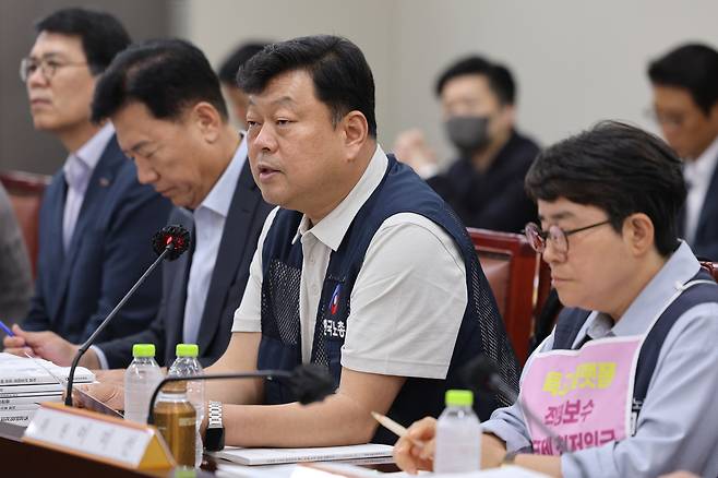 4일 정부세종청사 최저임금위원회에서 열린 제3차 전원회의에서 근로자위원인 류기섭 한국노총 사무총장이 발언하고 있다. [연합]