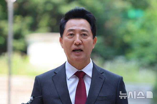 [서울=뉴시스] 권창회 기자 = 오세훈 서울시장이 10일 서울 서초구 서울중앙지법에서 열린  '명태균 여론조사 의혹' 사건 1심 속행 공판에 출석하며 발언하고 있다. 2026.06.10. kch0523@newsis.com
