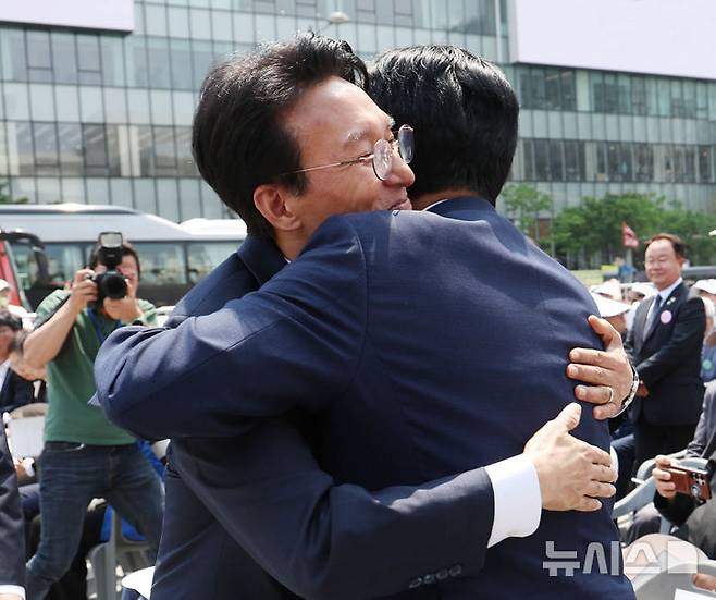 [서울=뉴시스] 조수정 기자 = 김민석 국무총리와 정청래 더불어민주당 대표가 10일 오전 서울 종로구 광화문광장에서 열린 제100주년 6·10 만세운동 기념식에서 만나 인사 나누며 부둥켜 안고 있다. 2026.06.10. chocrystal@newsis.com