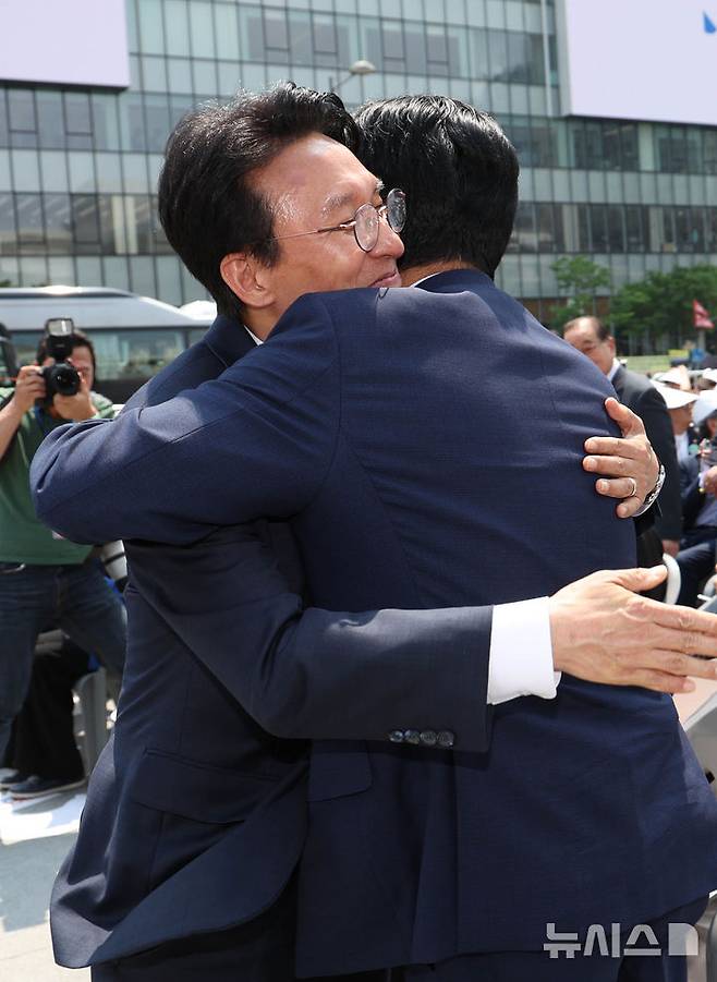 [서울=뉴시스] 조수정 기자 = 김민석 국무총리와 정청래 더불어민주당 대표가 10일 오전 서울 종로구 광화문광장에서 열린 제100주년 6·10 만세운동 기념식에서 만나 인사 나누며 부둥켜 안고 있다. 2026.06.10. chocrystal@newsis.com