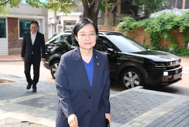 출근하는 한성숙 국무총리 후보자 출근하는 한성숙 국무총리 후보자 (서울=연합뉴스) 김주형 기자 = 한성숙 국무총리 후보자가 10일 인사청문회 준비 사무실이 마련된 서울 종로구 통의동 금융감독연수원으로 출근하고 있다. 2026.6.10 kjhpress@yna.co.kr (끝) <저작권자(c) 연합뉴스, 무단 전재-재배포, AI 학습 및 활용 금지>