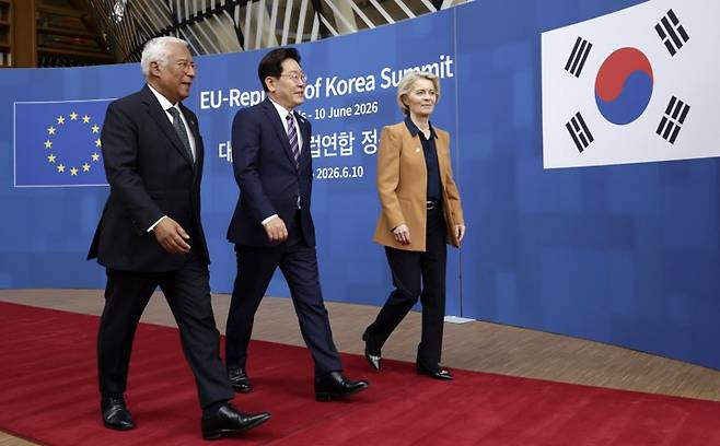 이재명 대통령과 EU 지도부 이재명 대통령과 EU 지도부     (브뤼셀=연합뉴스) 한상균 기자 = 이재명 대통령이 10일(현지시간) 벨기에 브뤼셀 EU이사회 본부에서 안토니우 코스타 EU 정상회의 상임의장, 우르즐라 폰데어라이엔 EU 집행위원장과 기념촬영을 마친 뒤 환영식을 위해 이동하고 있다. 2026.6.10     xyz@yna.co.kr (끝)   <저작권자(c) 연합뉴스, 무단 전재-재배포, AI 학습 및 활용 금지>